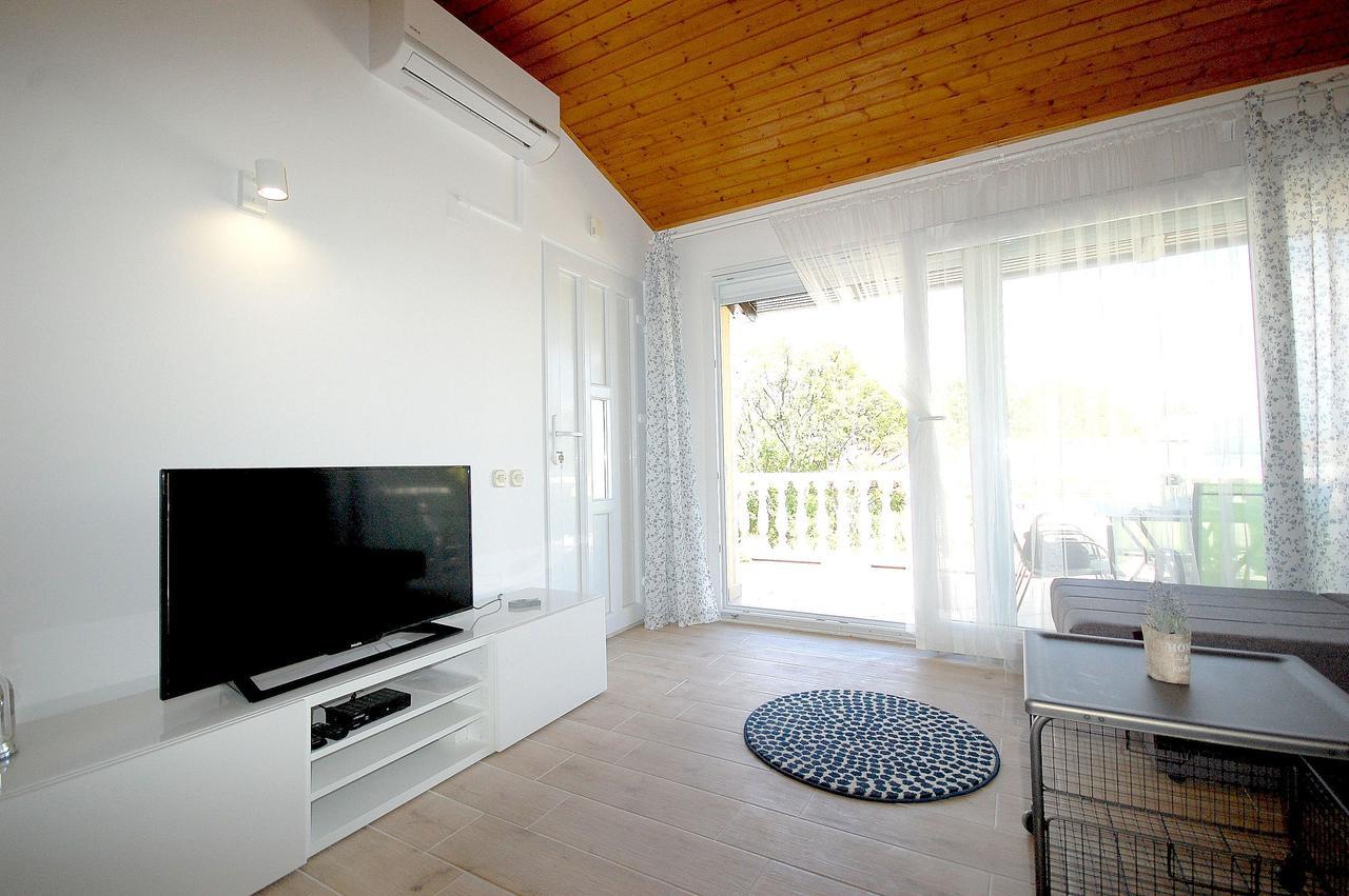 Apartment Bedenikovic By El-Pi Tours Malinska Exterior foto